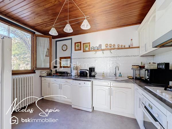 Claix, en Exclusivité avec Nicolas SAPIN(ei) Vue imprenable sur la chaine de Belledonne! 
Venez découvrir cette jolie maison de plus de 140m2 édifiée sur une parcelle de plus de 1900m2 avec piscine! 
De plain-pied, vous disposerez d'une belle pièce de vie donnant accès au jardin, une cuisine séparée entièrement équipée, une chambre, une salle d'eau avec toilette et une buanderie. 
A l'étage, vous disposerez de 3 chambres avec placards et une salle de bain avec toilette.
Pour votre confort: grand garage, pièce de vie climatisée, toiture à jour, Piscine chauffée avec pvc armé neuf. 
Un grand garage double complète ce bien. 
Un extérieur rare: piscine avec terrasse carrelée, terrasses, potager, espace de jeux, jardin arboré.
Vidéo sur demande.