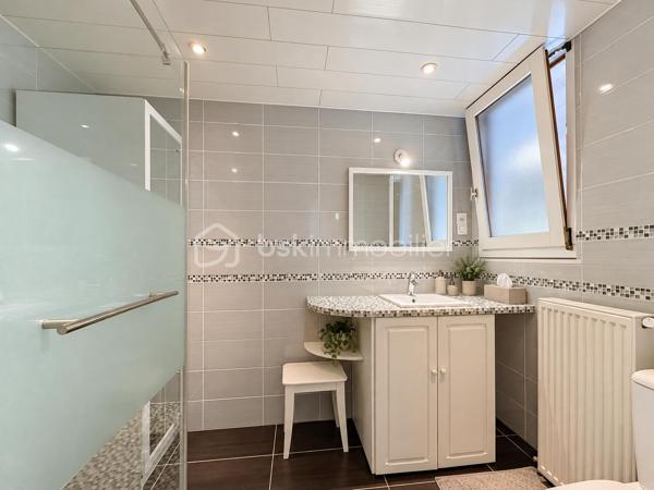 Claix, en Exclusivité avec Nicolas SAPIN(ei) Vue imprenable sur la chaine de Belledonne! 
Venez découvrir cette jolie maison de plus de 140m2 édifiée sur une parcelle de plus de 1900m2 avec piscine! 
De plain-pied, vous disposerez d'une belle pièce de vie donnant accès au jardin, une cuisine séparée entièrement équipée, une chambre, une salle d'eau avec toilette et une buanderie. 
A l'étage, vous disposerez de 3 chambres avec placards et une salle de bain avec toilette.
Pour votre confort: grand garage, pièce de vie climatisée, toiture à jour, Piscine chauffée avec pvc armé neuf. 
Un grand garage double complète ce bien. 
Un extérieur rare: piscine avec terrasse carrelée, terrasses, potager, espace de jeux, jardin arboré.
Vidéo sur demande.