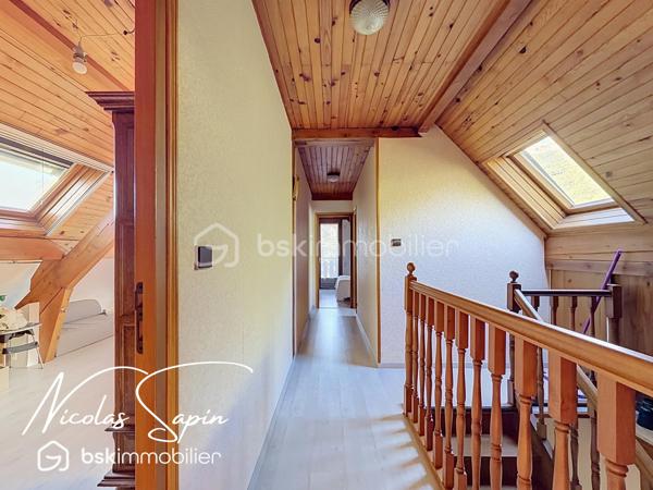 Claix, en Exclusivité avec Nicolas SAPIN(ei) Vue imprenable sur la chaine de Belledonne! 
Venez découvrir cette jolie maison de plus de 140m2 édifiée sur une parcelle de plus de 1900m2 avec piscine! 
De plain-pied, vous disposerez d'une belle pièce de vie donnant accès au jardin, une cuisine séparée entièrement équipée, une chambre, une salle d'eau avec toilette et une buanderie. 
A l'étage, vous disposerez de 3 chambres avec placards et une salle de bain avec toilette.
Pour votre confort: grand garage, pièce de vie climatisée, toiture à jour, Piscine chauffée avec pvc armé neuf. 
Un grand garage double complète ce bien. 
Un extérieur rare: piscine avec terrasse carrelée, terrasses, potager, espace de jeux, jardin arboré.
Vidéo sur demande.