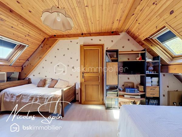 Claix, en Exclusivité avec Nicolas SAPIN(ei) Vue imprenable sur la chaine de Belledonne! 
Venez découvrir cette jolie maison de plus de 140m2 édifiée sur une parcelle de plus de 1900m2 avec piscine! 
De plain-pied, vous disposerez d'une belle pièce de vie donnant accès au jardin, une cuisine séparée entièrement équipée, une chambre, une salle d'eau avec toilette et une buanderie. 
A l'étage, vous disposerez de 3 chambres avec placards et une salle de bain avec toilette.
Pour votre confort: grand garage, pièce de vie climatisée, toiture à jour, Piscine chauffée avec pvc armé neuf. 
Un grand garage double complète ce bien. 
Un extérieur rare: piscine avec terrasse carrelée, terrasses, potager, espace de jeux, jardin arboré.
Vidéo sur demande.