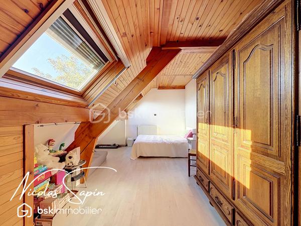 Claix, en Exclusivité avec Nicolas SAPIN(ei) Vue imprenable sur la chaine de Belledonne! 
Venez découvrir cette jolie maison de plus de 140m2 édifiée sur une parcelle de plus de 1900m2 avec piscine! 
De plain-pied, vous disposerez d'une belle pièce de vie donnant accès au jardin, une cuisine séparée entièrement équipée, une chambre, une salle d'eau avec toilette et une buanderie. 
A l'étage, vous disposerez de 3 chambres avec placards et une salle de bain avec toilette.
Pour votre confort: grand garage, pièce de vie climatisée, toiture à jour, Piscine chauffée avec pvc armé neuf. 
Un grand garage double complète ce bien. 
Un extérieur rare: piscine avec terrasse carrelée, terrasses, potager, espace de jeux, jardin arboré.
Vidéo sur demande.