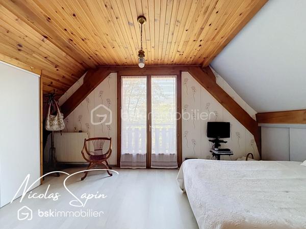 Claix, en Exclusivité avec Nicolas SAPIN(ei) Vue imprenable sur la chaine de Belledonne! 
Venez découvrir cette jolie maison de plus de 140m2 édifiée sur une parcelle de plus de 1900m2 avec piscine! 
De plain-pied, vous disposerez d'une belle pièce de vie donnant accès au jardin, une cuisine séparée entièrement équipée, une chambre, une salle d'eau avec toilette et une buanderie. 
A l'étage, vous disposerez de 3 chambres avec placards et une salle de bain avec toilette.
Pour votre confort: grand garage, pièce de vie climatisée, toiture à jour, Piscine chauffée avec pvc armé neuf. 
Un grand garage double complète ce bien. 
Un extérieur rare: piscine avec terrasse carrelée, terrasses, potager, espace de jeux, jardin arboré.
Vidéo sur demande.