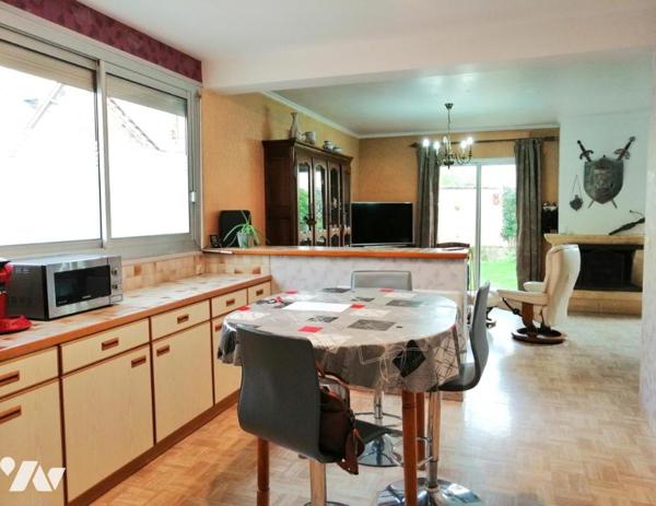 Maison mitoyenne avec dépendance centre PONTORSON.