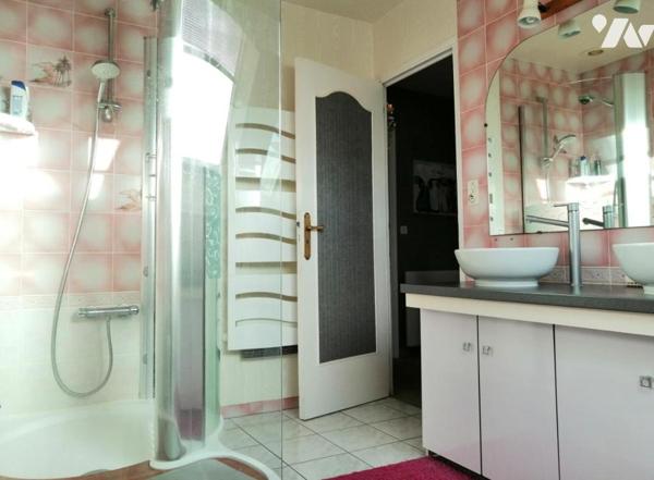 Maison mitoyenne avec dépendance centre PONTORSON.