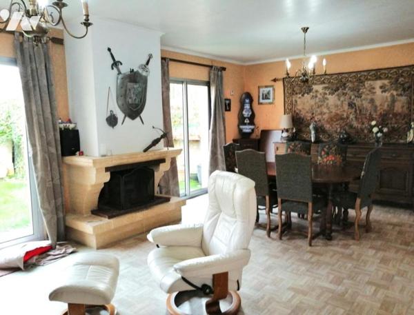 Maison mitoyenne avec dépendance centre PONTORSON.