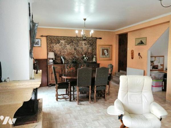 Maison mitoyenne avec dépendance centre PONTORSON.