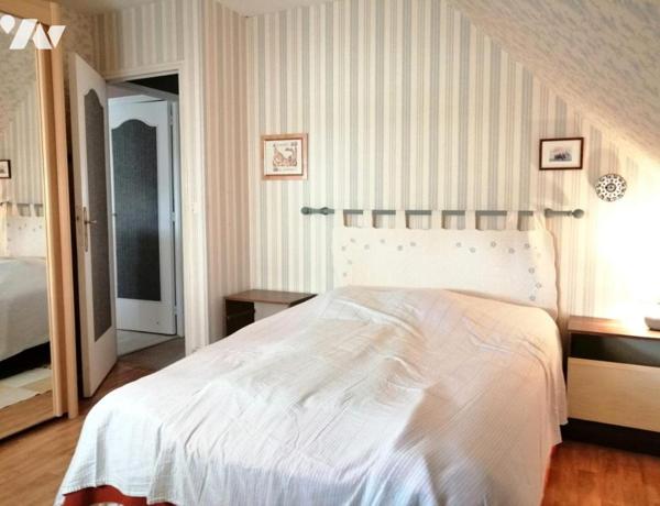 Maison mitoyenne avec dépendance centre PONTORSON.