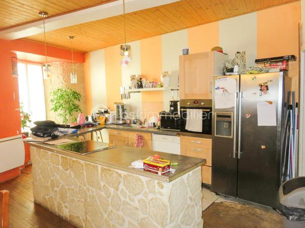 À seulement 5 minutes de Lézignan-Corbières, dans un environnement calme, découvrez cette maison de village R+2 vendue louée, offrant de beaux volumes, cinq chambres et une remise indépendante. Une opportunité idéale pour les investisseurs à la recherche d'un bien générant des revenus locatifs immédiats.

Dès l'entrée, vous serez accueilli par un sas desservant une agréable pièce de vie d'environ 40 m² avec son coin cuisine équipé. Ce niveau comprend également un cellier, un grand placard de rangement ainsi qu'un WC indépendant.

Le premier étage accueille trois chambres, une salle d'eau et un second WC indépendant. Au dernier niveau, un vaste dégagement dessert une quatrième chambre, un troisième WC indépendant ainsi qu'une spacieuse suite parentale comprenant un dressing, une salle de bain privative et une pièce attenante d'environ 10 m² pouvant être aménagée selon vos besoins (bureau, salle de jeux, espace détente...).

La maison est équipée de menuiseries en double vitrage et d'un chauffage électrique. La toiture a été entièrement refaite en 2020 et bénéficie toujours de la garantie décennale, un véritable atout pour sécuriser votre investissement.

À l'extérieur, vous profiterez également d'une remise viabilisée d'environ 43 m² offrant de nombreuses possibilités de stockage ou d'aménagement.

Le bien est actuellement loué 680 € par mois, garantissant une rentabilité immédiate dès l'acquisition.

Vous recherchez un investissement locatif avec un revenu en place et un beau potentiel ? Contactez moi dès aujourd'hui pour obtenir davantage d'informations ou organiser une visite.