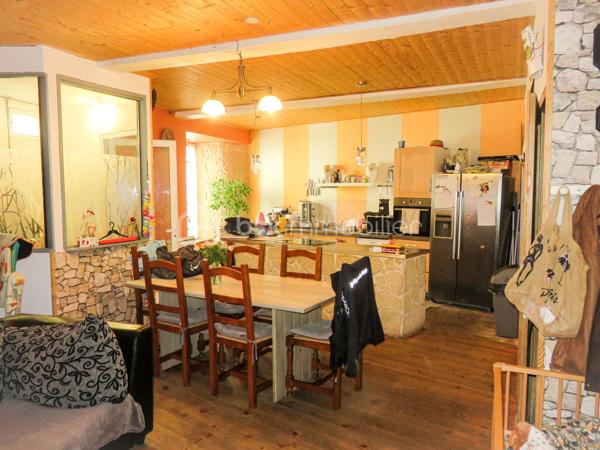 À seulement 5 minutes de Lézignan-Corbières, dans un environnement calme, découvrez cette maison de village R+2 vendue louée, offrant de beaux volumes, cinq chambres et une remise indépendante. Une opportunité idéale pour les investisseurs à la recherche d'un bien générant des revenus locatifs immédiats.

Dès l'entrée, vous serez accueilli par un sas desservant une agréable pièce de vie d'environ 40 m² avec son coin cuisine équipé. Ce niveau comprend également un cellier, un grand placard de rangement ainsi qu'un WC indépendant.

Le premier étage accueille trois chambres, une salle d'eau et un second WC indépendant. Au dernier niveau, un vaste dégagement dessert une quatrième chambre, un troisième WC indépendant ainsi qu'une spacieuse suite parentale comprenant un dressing, une salle de bain privative et une pièce attenante d'environ 10 m² pouvant être aménagée selon vos besoins (bureau, salle de jeux, espace détente...).

La maison est équipée de menuiseries en double vitrage et d'un chauffage électrique. La toiture a été entièrement refaite en 2020 et bénéficie toujours de la garantie décennale, un véritable atout pour sécuriser votre investissement.

À l'extérieur, vous profiterez également d'une remise viabilisée d'environ 43 m² offrant de nombreuses possibilités de stockage ou d'aménagement.

Le bien est actuellement loué 680 € par mois, garantissant une rentabilité immédiate dès l'acquisition.

Vous recherchez un investissement locatif avec un revenu en place et un beau potentiel ? Contactez moi dès aujourd'hui pour obtenir davantage d'informations ou organiser une visite.