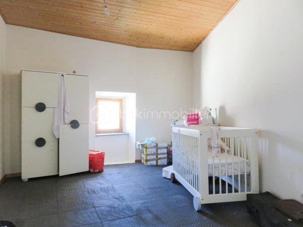 À seulement 5 minutes de Lézignan-Corbières, dans un environnement calme, découvrez cette maison de village R+2 vendue louée, offrant de beaux volumes, cinq chambres et une remise indépendante. Une opportunité idéale pour les investisseurs à la recherche d'un bien générant des revenus locatifs immédiats.

Dès l'entrée, vous serez accueilli par un sas desservant une agréable pièce de vie d'environ 40 m² avec son coin cuisine équipé. Ce niveau comprend également un cellier, un grand placard de rangement ainsi qu'un WC indépendant.

Le premier étage accueille trois chambres, une salle d'eau et un second WC indépendant. Au dernier niveau, un vaste dégagement dessert une quatrième chambre, un troisième WC indépendant ainsi qu'une spacieuse suite parentale comprenant un dressing, une salle de bain privative et une pièce attenante d'environ 10 m² pouvant être aménagée selon vos besoins (bureau, salle de jeux, espace détente...).

La maison est équipée de menuiseries en double vitrage et d'un chauffage électrique. La toiture a été entièrement refaite en 2020 et bénéficie toujours de la garantie décennale, un véritable atout pour sécuriser votre investissement.

À l'extérieur, vous profiterez également d'une remise viabilisée d'environ 43 m² offrant de nombreuses possibilités de stockage ou d'aménagement.

Le bien est actuellement loué 680 € par mois, garantissant une rentabilité immédiate dès l'acquisition.

Vous recherchez un investissement locatif avec un revenu en place et un beau potentiel ? Contactez moi dès aujourd'hui pour obtenir davantage d'informations ou organiser une visite.