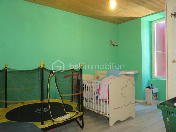 À seulement 5 minutes de Lézignan-Corbières, dans un environnement calme, découvrez cette maison de village R+2 vendue louée, offrant de beaux volumes, cinq chambres et une remise indépendante. Une opportunité idéale pour les investisseurs à la recherche d'un bien générant des revenus locatifs immédiats.

Dès l'entrée, vous serez accueilli par un sas desservant une agréable pièce de vie d'environ 40 m² avec son coin cuisine équipé. Ce niveau comprend également un cellier, un grand placard de rangement ainsi qu'un WC indépendant.

Le premier étage accueille trois chambres, une salle d'eau et un second WC indépendant. Au dernier niveau, un vaste dégagement dessert une quatrième chambre, un troisième WC indépendant ainsi qu'une spacieuse suite parentale comprenant un dressing, une salle de bain privative et une pièce attenante d'environ 10 m² pouvant être aménagée selon vos besoins (bureau, salle de jeux, espace détente...).

La maison est équipée de menuiseries en double vitrage et d'un chauffage électrique. La toiture a été entièrement refaite en 2020 et bénéficie toujours de la garantie décennale, un véritable atout pour sécuriser votre investissement.

À l'extérieur, vous profiterez également d'une remise viabilisée d'environ 43 m² offrant de nombreuses possibilités de stockage ou d'aménagement.

Le bien est actuellement loué 680 € par mois, garantissant une rentabilité immédiate dès l'acquisition.

Vous recherchez un investissement locatif avec un revenu en place et un beau potentiel ? Contactez moi dès aujourd'hui pour obtenir davantage d'informations ou organiser une visite.
