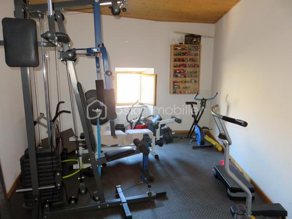 À seulement 5 minutes de Lézignan-Corbières, dans un environnement calme, découvrez cette maison de village R+2 vendue louée, offrant de beaux volumes, cinq chambres et une remise indépendante. Une opportunité idéale pour les investisseurs à la recherche d'un bien générant des revenus locatifs immédiats.

Dès l'entrée, vous serez accueilli par un sas desservant une agréable pièce de vie d'environ 40 m² avec son coin cuisine équipé. Ce niveau comprend également un cellier, un grand placard de rangement ainsi qu'un WC indépendant.

Le premier étage accueille trois chambres, une salle d'eau et un second WC indépendant. Au dernier niveau, un vaste dégagement dessert une quatrième chambre, un troisième WC indépendant ainsi qu'une spacieuse suite parentale comprenant un dressing, une salle de bain privative et une pièce attenante d'environ 10 m² pouvant être aménagée selon vos besoins (bureau, salle de jeux, espace détente...).

La maison est équipée de menuiseries en double vitrage et d'un chauffage électrique. La toiture a été entièrement refaite en 2020 et bénéficie toujours de la garantie décennale, un véritable atout pour sécuriser votre investissement.

À l'extérieur, vous profiterez également d'une remise viabilisée d'environ 43 m² offrant de nombreuses possibilités de stockage ou d'aménagement.

Le bien est actuellement loué 680 € par mois, garantissant une rentabilité immédiate dès l'acquisition.

Vous recherchez un investissement locatif avec un revenu en place et un beau potentiel ? Contactez moi dès aujourd'hui pour obtenir davantage d'informations ou organiser une visite.