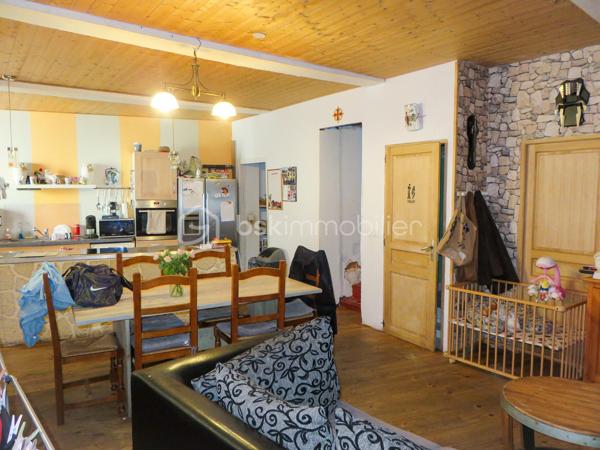 À seulement 5 minutes de Lézignan-Corbières, dans un environnement calme, découvrez cette maison de village R+2 vendue louée, offrant de beaux volumes, cinq chambres et une remise indépendante. Une opportunité idéale pour les investisseurs à la recherche d'un bien générant des revenus locatifs immédiats.

Dès l'entrée, vous serez accueilli par un sas desservant une agréable pièce de vie d'environ 40 m² avec son coin cuisine équipé. Ce niveau comprend également un cellier, un grand placard de rangement ainsi qu'un WC indépendant.

Le premier étage accueille trois chambres, une salle d'eau et un second WC indépendant. Au dernier niveau, un vaste dégagement dessert une quatrième chambre, un troisième WC indépendant ainsi qu'une spacieuse suite parentale comprenant un dressing, une salle de bain privative et une pièce attenante d'environ 10 m² pouvant être aménagée selon vos besoins (bureau, salle de jeux, espace détente...).

La maison est équipée de menuiseries en double vitrage et d'un chauffage électrique. La toiture a été entièrement refaite en 2020 et bénéficie toujours de la garantie décennale, un véritable atout pour sécuriser votre investissement.

À l'extérieur, vous profiterez également d'une remise viabilisée d'environ 43 m² offrant de nombreuses possibilités de stockage ou d'aménagement.

Le bien est actuellement loué 680 € par mois, garantissant une rentabilité immédiate dès l'acquisition.

Vous recherchez un investissement locatif avec un revenu en place et un beau potentiel ? Contactez moi dès aujourd'hui pour obtenir davantage d'informations ou organiser une visite.