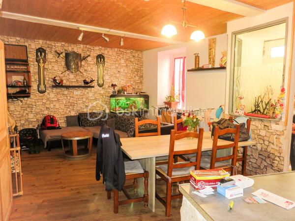 À seulement 5 minutes de Lézignan-Corbières, dans un environnement calme, découvrez cette maison de village R+2 vendue louée, offrant de beaux volumes, cinq chambres et une remise indépendante. Une opportunité idéale pour les investisseurs à la recherche d'un bien générant des revenus locatifs immédiats.

Dès l'entrée, vous serez accueilli par un sas desservant une agréable pièce de vie d'environ 40 m² avec son coin cuisine équipé. Ce niveau comprend également un cellier, un grand placard de rangement ainsi qu'un WC indépendant.

Le premier étage accueille trois chambres, une salle d'eau et un second WC indépendant. Au dernier niveau, un vaste dégagement dessert une quatrième chambre, un troisième WC indépendant ainsi qu'une spacieuse suite parentale comprenant un dressing, une salle de bain privative et une pièce attenante d'environ 10 m² pouvant être aménagée selon vos besoins (bureau, salle de jeux, espace détente...).

La maison est équipée de menuiseries en double vitrage et d'un chauffage électrique. La toiture a été entièrement refaite en 2020 et bénéficie toujours de la garantie décennale, un véritable atout pour sécuriser votre investissement.

À l'extérieur, vous profiterez également d'une remise viabilisée d'environ 43 m² offrant de nombreuses possibilités de stockage ou d'aménagement.

Le bien est actuellement loué 680 € par mois, garantissant une rentabilité immédiate dès l'acquisition.

Vous recherchez un investissement locatif avec un revenu en place et un beau potentiel ? Contactez moi dès aujourd'hui pour obtenir davantage d'informations ou organiser une visite.