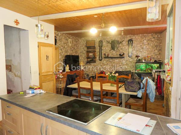 À seulement 5 minutes de Lézignan-Corbières, dans un environnement calme, découvrez cette maison de village R+2 vendue louée, offrant de beaux volumes, cinq chambres et une remise indépendante. Une opportunité idéale pour les investisseurs à la recherche d'un bien générant des revenus locatifs immédiats.

Dès l'entrée, vous serez accueilli par un sas desservant une agréable pièce de vie d'environ 40 m² avec son coin cuisine équipé. Ce niveau comprend également un cellier, un grand placard de rangement ainsi qu'un WC indépendant.

Le premier étage accueille trois chambres, une salle d'eau et un second WC indépendant. Au dernier niveau, un vaste dégagement dessert une quatrième chambre, un troisième WC indépendant ainsi qu'une spacieuse suite parentale comprenant un dressing, une salle de bain privative et une pièce attenante d'environ 10 m² pouvant être aménagée selon vos besoins (bureau, salle de jeux, espace détente...).

La maison est équipée de menuiseries en double vitrage et d'un chauffage électrique. La toiture a été entièrement refaite en 2020 et bénéficie toujours de la garantie décennale, un véritable atout pour sécuriser votre investissement.

À l'extérieur, vous profiterez également d'une remise viabilisée d'environ 43 m² offrant de nombreuses possibilités de stockage ou d'aménagement.

Le bien est actuellement loué 680 € par mois, garantissant une rentabilité immédiate dès l'acquisition.

Vous recherchez un investissement locatif avec un revenu en place et un beau potentiel ? Contactez moi dès aujourd'hui pour obtenir davantage d'informations ou organiser une visite.
