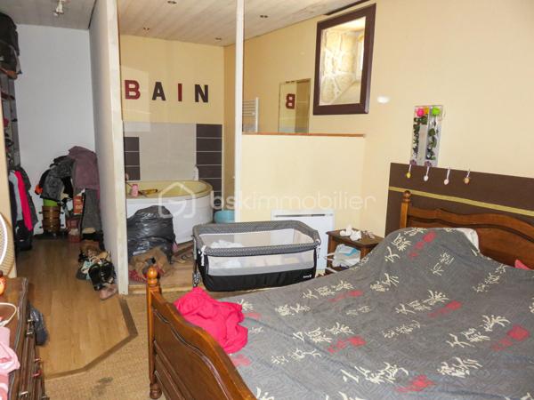 À seulement 5 minutes de Lézignan-Corbières, dans un environnement calme, découvrez cette maison de village R+2 vendue louée, offrant de beaux volumes, cinq chambres et une remise indépendante. Une opportunité idéale pour les investisseurs à la recherche d'un bien générant des revenus locatifs immédiats.

Dès l'entrée, vous serez accueilli par un sas desservant une agréable pièce de vie d'environ 40 m² avec son coin cuisine équipé. Ce niveau comprend également un cellier, un grand placard de rangement ainsi qu'un WC indépendant.

Le premier étage accueille trois chambres, une salle d'eau et un second WC indépendant. Au dernier niveau, un vaste dégagement dessert une quatrième chambre, un troisième WC indépendant ainsi qu'une spacieuse suite parentale comprenant un dressing, une salle de bain privative et une pièce attenante d'environ 10 m² pouvant être aménagée selon vos besoins (bureau, salle de jeux, espace détente...).

La maison est équipée de menuiseries en double vitrage et d'un chauffage électrique. La toiture a été entièrement refaite en 2020 et bénéficie toujours de la garantie décennale, un véritable atout pour sécuriser votre investissement.

À l'extérieur, vous profiterez également d'une remise viabilisée d'environ 43 m² offrant de nombreuses possibilités de stockage ou d'aménagement.

Le bien est actuellement loué 680 € par mois, garantissant une rentabilité immédiate dès l'acquisition.

Vous recherchez un investissement locatif avec un revenu en place et un beau potentiel ? Contactez moi dès aujourd'hui pour obtenir davantage d'informations ou organiser une visite.