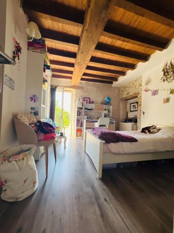 Maison en pierre de 105m² d'habitation et 90 m² supplémentaires à créer.