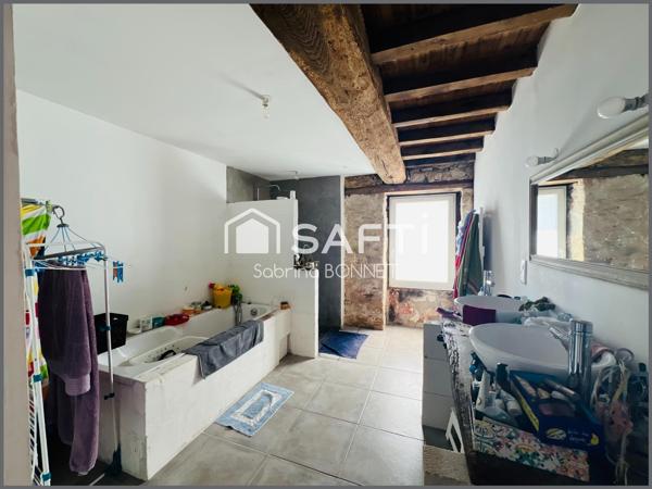 Maison en pierre de 105m² d'habitation et 90 m² supplémentaires à créer.