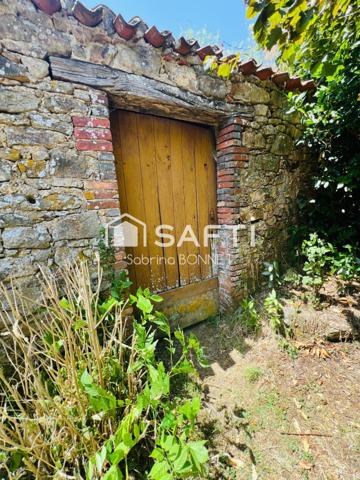Maison en pierre de 105m² d'habitation et 90 m² supplémentaires à créer.