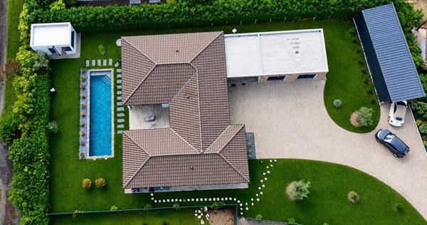 Propriété moderne avec piscine, garage, carport et T2 !