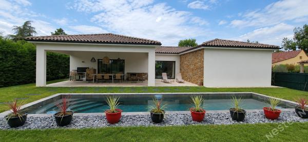 Propriété moderne avec piscine, garage, carport et T2 !
