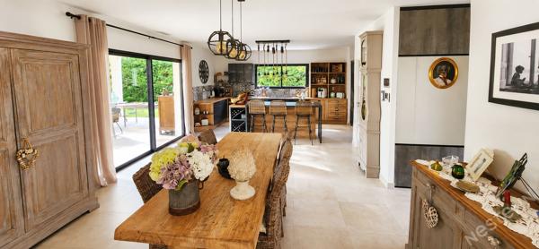 Propriété moderne avec piscine, garage, carport et T2 !