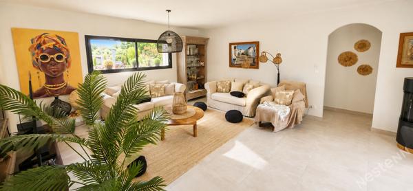 Propriété moderne avec piscine, garage, carport et T2 !