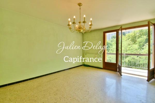 Appartement T3 traversant à rénover avec balcon, cave et parking privatif