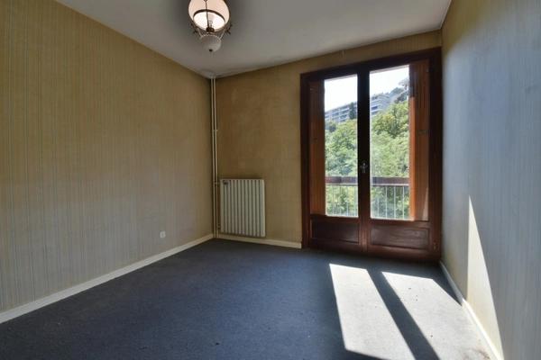Appartement T3 traversant à rénover avec balcon, cave et parking privatif