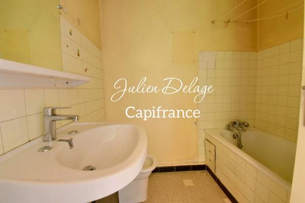 Appartement T3 traversant à rénover avec balcon, cave et parking privatif