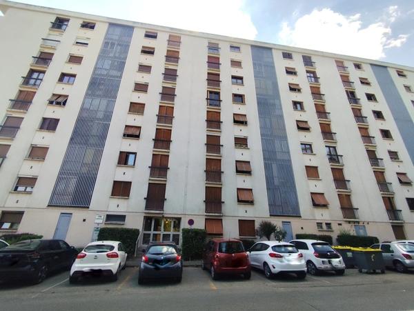 Appartement T3 traversant à rénover avec balcon, cave et parking privatif