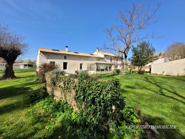 Mirambeau (17150) MAISON CHARENTAISE DE 255 m² AVEC PISCINE