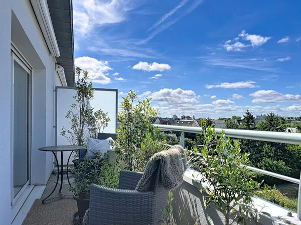 ORVAULT - HAUTE VALLEE / BOUT DES PAVES : T2 Meublé en dernier étage avec ascenseur, superbe terrasse exposée Sud. Proche place du Bout des Pavés .
