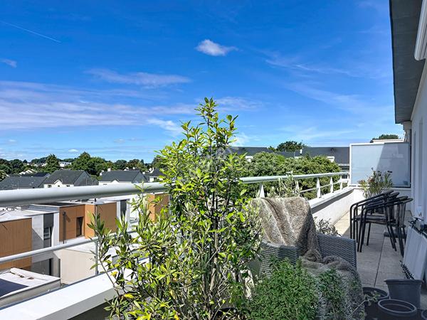 ORVAULT - HAUTE VALLEE / BOUT DES PAVES : T2 Meublé en dernier étage avec ascenseur, superbe terrasse exposée Sud. Proche place du Bout des Pavés .