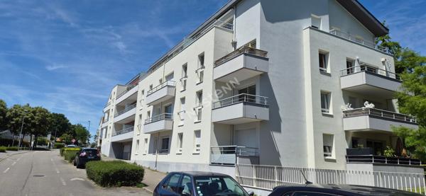 ORVAULT - HAUTE VALLEE / BOUT DES PAVES : T2 Meublé en dernier étage avec ascenseur, superbe terrasse exposée Sud. Proche place du Bout des Pavés .
