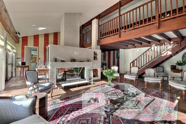 MERIGNAC proche du centre et du tram, à vendre maison avec 5 chambres, garage, piscine et jardin arboré