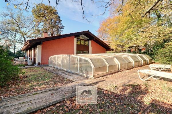 MERIGNAC proche du centre et du tram, à vendre maison avec 5 chambres, garage, piscine et jardin arboré
