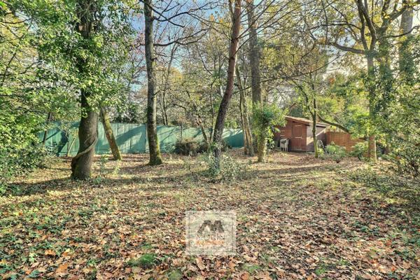 MERIGNAC proche du centre et du tram, à vendre maison avec 5 chambres, garage, piscine et jardin arboré