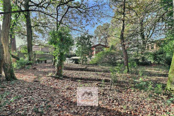 MERIGNAC proche du centre et du tram, à vendre maison avec 5 chambres, garage, piscine et jardin arboré