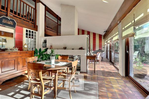 MERIGNAC proche du centre et du tram, à vendre maison avec 5 chambres, garage, piscine et jardin arboré