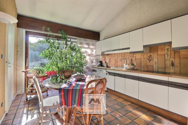 MERIGNAC proche du centre et du tram, à vendre maison avec 5 chambres, garage, piscine et jardin arboré