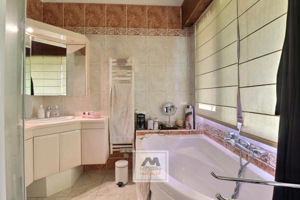 MERIGNAC proche du centre et du tram, à vendre maison avec 5 chambres, garage, piscine et jardin arboré