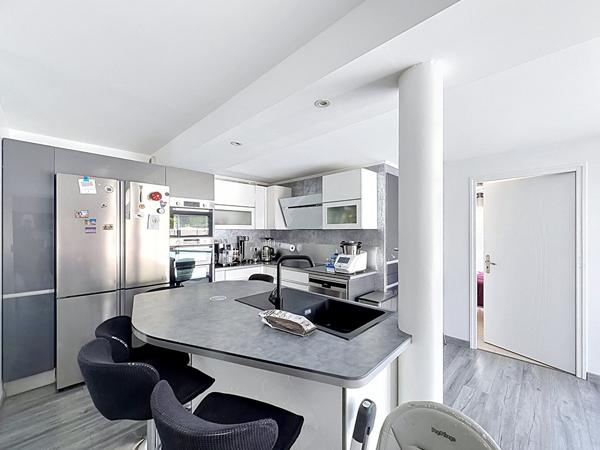 Lorient,  Belle maison familiale avec piscine et grand jardin plein sud