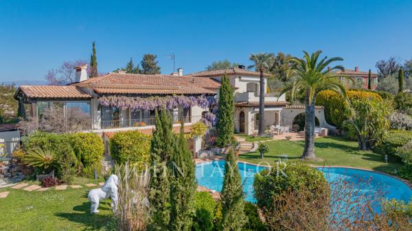 Superbe villa moderne à Super Cannes