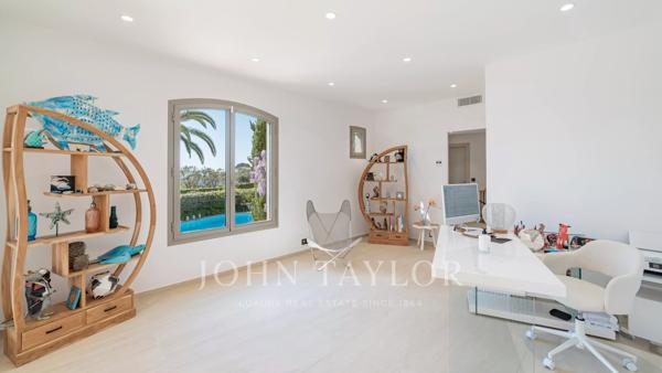 Superbe villa moderne à Super Cannes