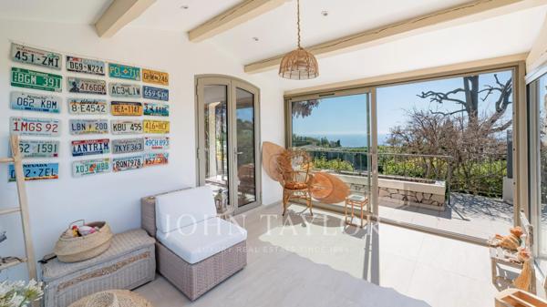 Superbe villa moderne à Super Cannes