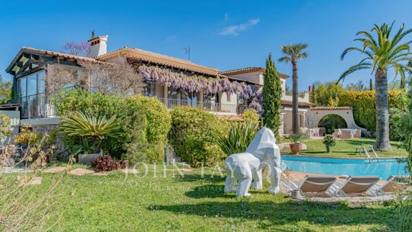 Superbe villa moderne à Super Cannes