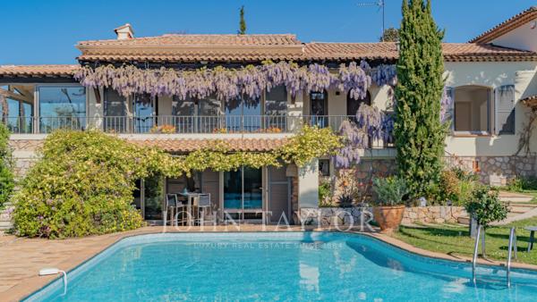 Superbe villa moderne à Super Cannes