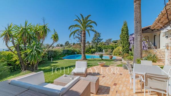 Superbe villa moderne à Super Cannes