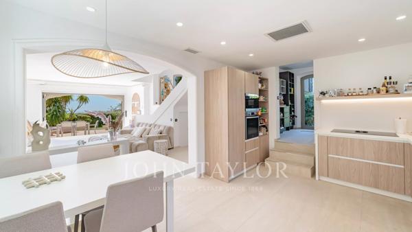 Superbe villa moderne à Super Cannes